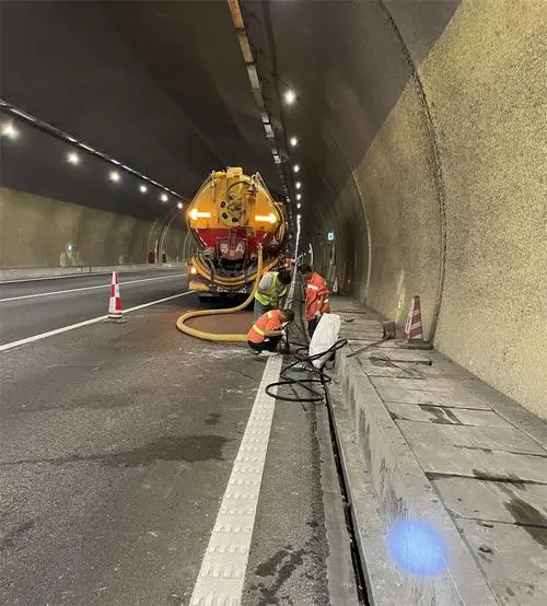 李沧隧道排水渠清淤